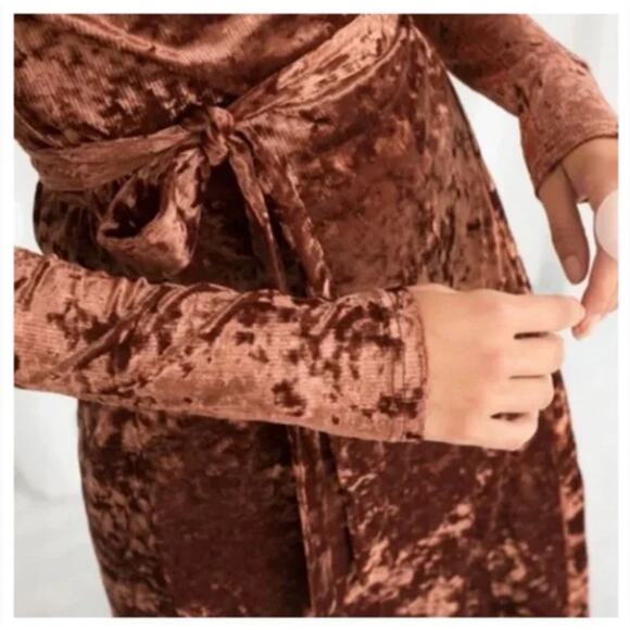 & OTHER STORIES Crushed Velvet Long Sleeve Wrap Midi Dress Brown Sz 0 {AA46} - Picture 2 of 6
